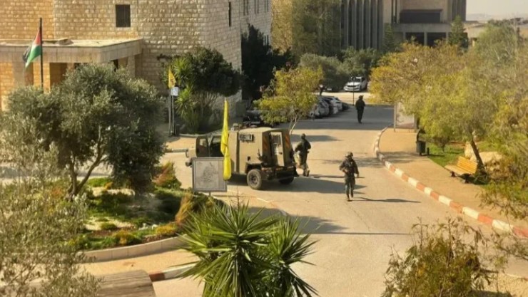 الاحتلال يقتحم جامعة بيرزيت ويصيب الطلبة بالرصاص الحي